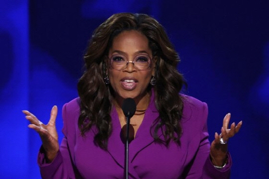 미국의 방송인 오프라 윈프리가 21일(현지시간) 미국 일리노이주 시카고 유나이티드 센터에서 열린 민주당 전당대회(DNC)에서 찬조 연설을 하고 있다.  [로이터=연합뉴스]